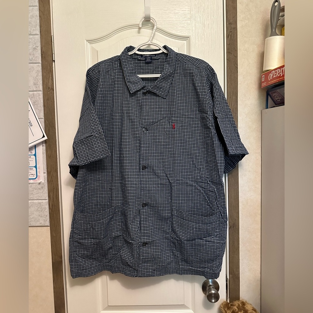 Polo by Ralph Lauren button up short sleeve shirt. Upper and lower pockets L/XL